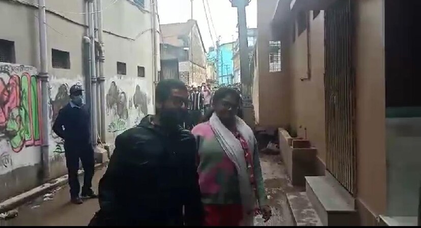 স্কুটি চালিয়ে স্ত্রীকে নিয়ে সাধারণের মতোই ভোটগ্রহণ কেন্দ্রে পৌঁছে যান শিল্পী অরিজিৎ। স্ত্রী-র হাত ধরে একপ্রকার ছুট্টে ঢুকে পড়েন বুথে। 