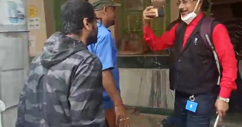 ভূমিপুত্রকে ভোটের দিন একঝলক চোখের দেখা দেখতে ভিড় ছিল চোখে পড়ার মতোই। সেই ভিড় খানিকটা এড়িয়েই নির্বিঘ্নে নিজের গণতান্ত্রিক অধিকার ও কর্তব্য করেন অরিজিৎ।
