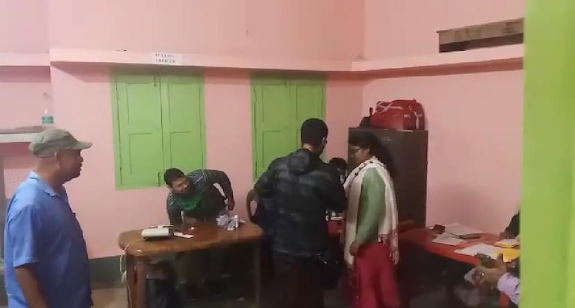 রবিবার পুরভোটের সকাল থেকেই বিভিন্ন স্থান থেকে নানা রকম অশান্তির একাধিক খবর আসতে থাকে। সকাল থেকে মুর্শিদাবাদের বহরমপুরের (Baharampur) ভোটকে কেন্দ্র করে দফায় দফায় উত্তেজনা ছড়িয়েছে। দুপুর গড়াতেই ফের অধীর চৌধুরীকে (Adhir Chowdhury) ঘিরে ধুন্ধুমার বাঁধে বহরমপুরেক ২৬ নম্বর ওয়ার্ডে। তবে সবমিলিয়ে মোটের ওপর ভোটদান প্রক্রিয়া ছিল শান্তিপূর্ণ।