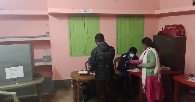 জিয়াগঞ্জ-আজিমগঞ্জ পুরসভার (WB Municipal Poll 2022) ৬ নম্বর ওয়ার্ডের বাদুরতলা জৈন ধর্মশালায় ২৫ নম্বর বুথে এদিন সস্ত্রীক ভোট দিতে পৌঁছন অরিজিৎ সিং। এদিন ভোট গ্রহণ কেন্দ্রে কার্যত দৌড়ে এক নিমেষে ঢুকে পরেন অরিজিৎ ও তাঁর স্ত্রী।