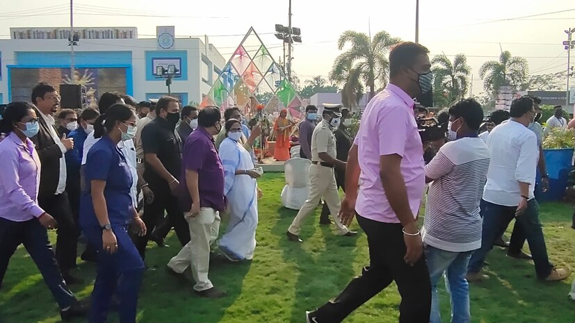 সোমবার বইমেলার উদ্বোধনের পর লক্ষ্মীর ভাণ্ডারের থিমে বানানো জাগো বাংলার স্টলের উদ্বোধন করেন মুখ্যমন্ত্রী। 