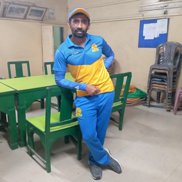 ভারতের হয়ে ৪০টি টেস্ট, ৯টি ওয়ান ডে খেলেছেন ঋদ্ধি। ভারতের জার্সিতে তিনটি শতরান রয়েছে তাঁর। অথচ বহুদিন তিনি জাতীয় দলের বাইরে। আর সুযোগ পাওয়ার সম্ভাবনাও কম।