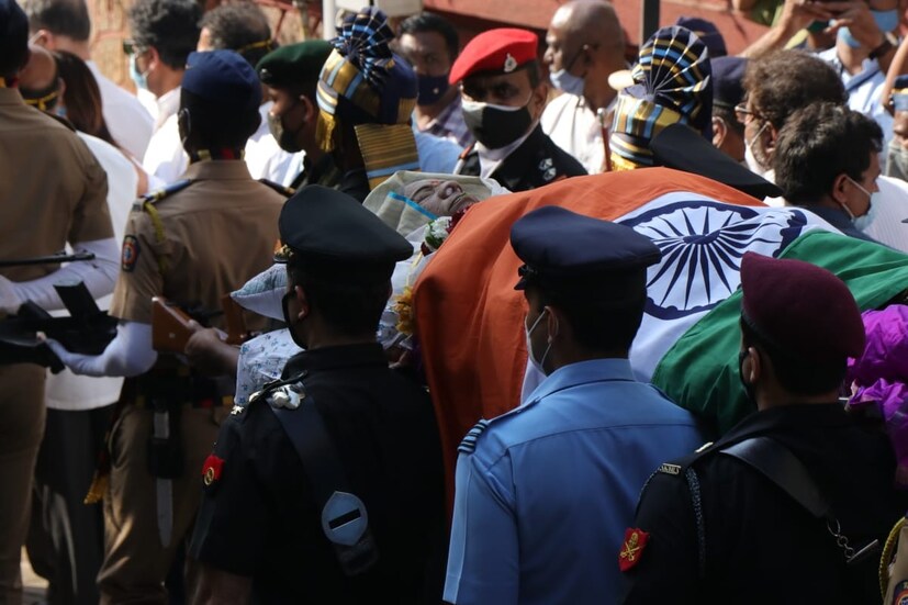 প্রভাকুঞ্জ থেকে তাঁর দেহ যখন বের করা হল, তখন কেউ হাউ হাউ করে কাঁদছেন। কারও মুখে কথা নেই। যেন বিশ্বাসই করতে পারছেন না, লতা মঙ্গেশকর আর নেই। ৯২ বছর বয়সে হারিয়ে গেল সুর। সুরসম্রাজ্ঞীর পার্থিব শরীর আজ পঞ্চভূতে বিলীন হবে। তবে তিনি ভক্তদের মনে থাকবেন অমর হয়ে।