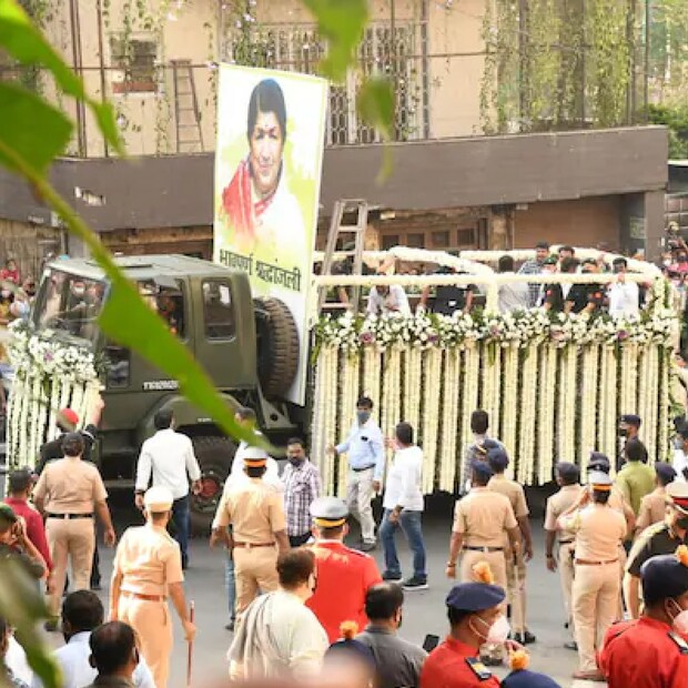 দুপুর সাড়ে বারোটা নাগাদ প্রভাকুঞ্জে নিয়ে যাওয়া হয়েছিল লতা মঙ্গেশকরের মরদেহ। তার পর সেখান থেকে বিকেল চারটে নাগাদ শিবাজি পার্কের উদ্দেশে যাত্রা। লতা মঙ্গেশকরকে চোখের জলে বিদায় দিচ্ছে দেশ।