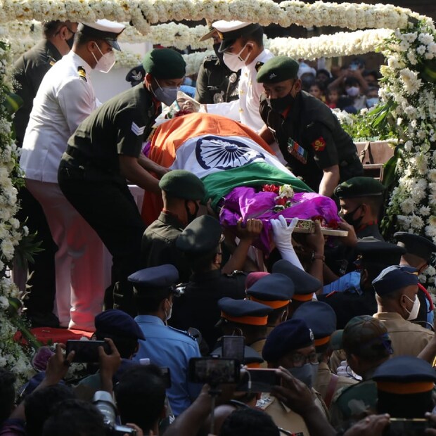 সন্ধ্যে সাড়ে ছটায় শিবাজি পার্কে শেষকৃত্য সম্পন্ন হবে লতা মঙ্গেশকরের। তারই প্রস্তুতি চলছে এখন। সুরসম্রাজ্ঞীর শেষ যাত্রায় এসেছিলেন অমিতাভ বচ্চন থেকে শুরু করে অনেকেই। 