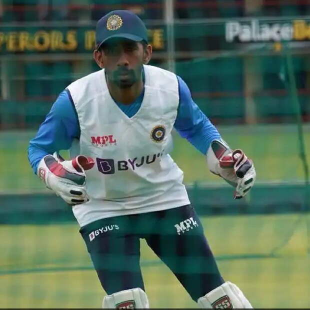 শ্রীলঙ্কা সফর থেকে তিনি বাদ পড়তেই আরও একবার ঋদ্ধির অবসর জল্পনা উস্কে গেল। অনেকেই মনে করছেন, ভারতীয় টেস্ট দলের জন্য ঋদ্ধিমানের দরজা বন্ধ হয়ে গেল। শ্রীলঙ্কা সিরিজের জন্য দল থেকে বাদ পড়তেই বিস্ফোরক ঋদ্ধি।