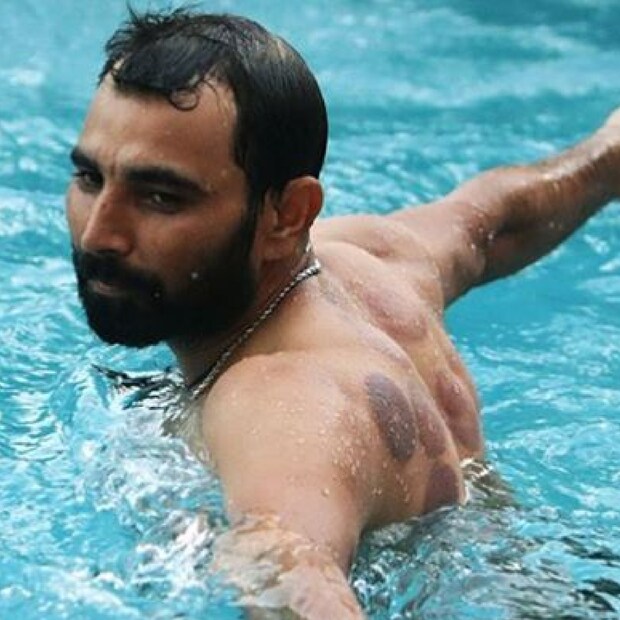 ২ কোটি টাকা বেস প্রাইজ ছিল শামির। শুরুতেই তাঁকে দলে পেতে ঝাঁপায় আরসিবি। এর পর লড়াইয়ে যোগ দেয় গুজরাট টাইটানস, লখনউ সুপার জায়ান্টস ও কলকাতা নাইট রাইডার্স। শেষ পর্যন্ত অনেক চেষ্টা করেও শামিকে দলে নিতে পারল না কেকেআর।