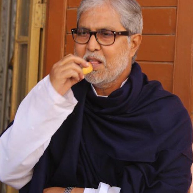 সতীর্থদের আপন করে নিতে পারতেন সহজে। অধিনায়ক হিসেবে তিনি যে ইস্টবেঙ্গল দলকে বাঁধনে বেঁধে রাখতে পারবেন, সেটা দলবদলের সেই বাজারেও কর্তারা জানতেন। জীবনের শেষ দিন পর্যন্ত সেই চরিত্র বজায় রেখেছিলেন সুরজিত্ সেনগুপ্ত। কখনও কোনও বিবাদে জড়াননি। কখনও উঁচুস্বরে কথা বলেননি। কখনও কারও সঙ্গে দুর্ব্যবহার করেছেন, সেটা তাঁর অতি বড় শত্রুও হয়তো দাবি করবে না।