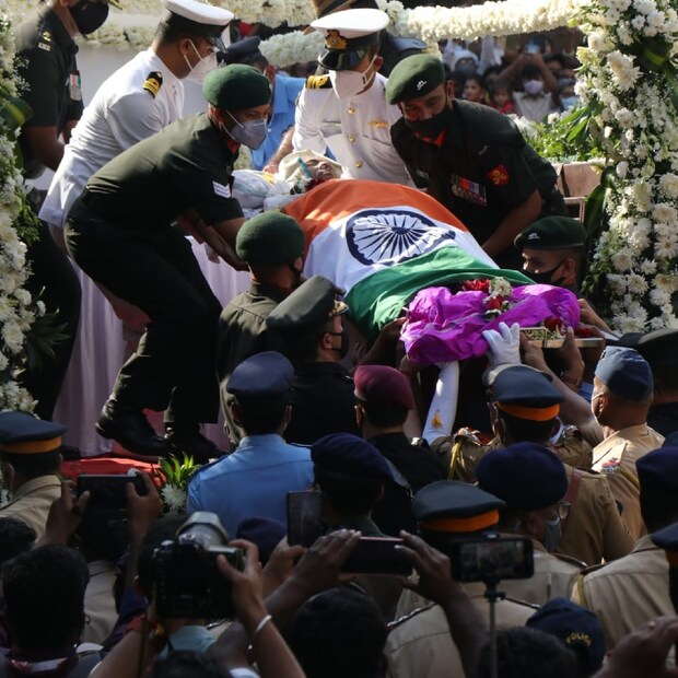 বসন্ত পঞ্চমীতে এক কিংবদন্তির অন্তর্ধান। দেবী সরস্বতীর বাস ছিল যাঁর গলায়। গোটা দেশ এমন খবরে আজ স্তব্ধ। লতা মঙ্গেশকরকে শেষবেলায় চোখের জলে বিদায় দিলেন তাঁর গুণমুগ্ধরা। সারা বিশ্বে অসংখ্য গুণগ্রাহী রেখে গেলেন তিনি। সবাই বলছেন, তাঁদের প্রিয় লতাদির মৃত্যু নেই। 