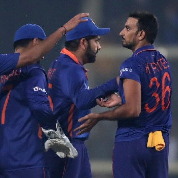 হর্ষল প্যাটেল ৪ ওভারে ২২ রান দিয়ে তিন উইকেট তুলে নিলেন। আইপিএলের পর জাতীয় দলের জার্সি গায়েও দারুন পারফর্ম করলেন হর্ষল। 
