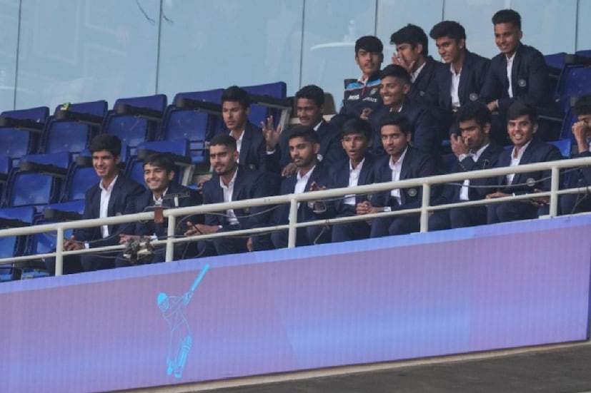দীর্ঘ ফ্লাইট যাত্রা করে মঙ্গলবারই তাঁরা দেশে ফিরেছেন। কেউই এখনও বাড়িতে যেতে পারেননি। বিশ্বকাপ জয়ী ভারতের অনূর্ধ্ব-১৯ দলের প্রতিটি সদস্য তারই মধ্যে চলে এলেন আহমেদাবাদের নরেন্দ্র মোদি স্টেডিয়ামে।