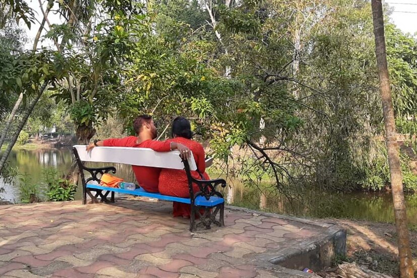 দিঘার সৈকত থেকে অমরাবতী পার্ক কিংবা নির্জন ঝাউবনের বালিয়াড়ি। সর্বত্রই ভিড়েঠাসা পর্যটকেরই ছবি। আর সেই পর্যটকদের মধ্যে কপোত কপোতীই বেশি। সৈকতে ঘোরার পাশাপাশি, সি-বিচের বালিতে হৃদয়ের চিহ্নও আঁকতে ব্যস্ত প্রেমিক প্রেমিকারা। 