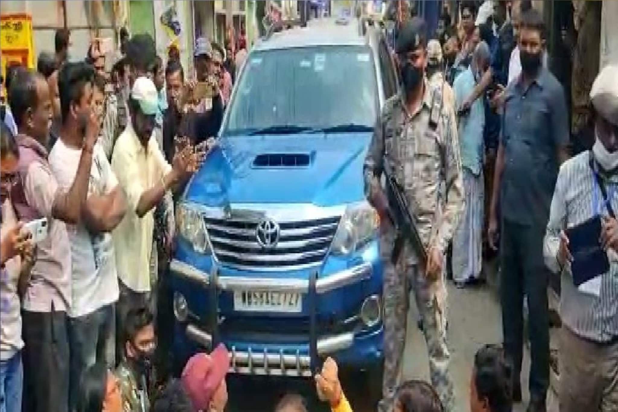 'গো ব্যাক অধীর, বুথ দখল করা চলবে না', গাড়ি আটকে বিক্ষোভ প্রার্থীর