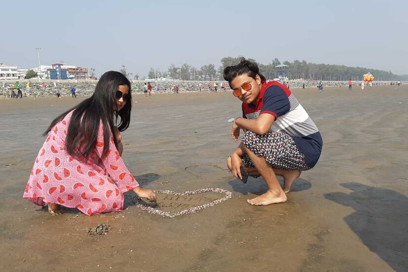 আজ প্রেমের দিন। ভ্যালেন্টাইনস ডে। গোটা বিশ্ব আজ প্রেম, ভালোবাসা উদযাপন করছে। বাদ নেই এই বাংলাও। রাজ্যের আনাচে কানাচে সর্বত্রই আজ প্রেমের ছোঁয়া। রাজ্যের সমুদ্রনগরী দিঘাতেও আজ প্রেমের জোয়ার। প্রেম উদযাপন করতে ভিড় জমেছে কপোত কপোতীদের।