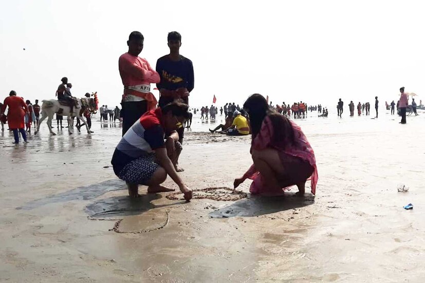 প্রেমের দিনে জমজমাট সৈকত শহর দিঘা! শীত উপক্ষা করেই সমুদ্রের ধারে জড়ো হয়েছেন প্রেমিক প্রেমিকারা। যেভাবে হোক এই দিনটিকে বিশেষ করে তুলতে উদ্যত তাঁরা। সমুদ্রের ধারেই তাই প্রেমের স্মরণীয় মুহূর্ত গড়ে তুলছেন তাঁরা। 