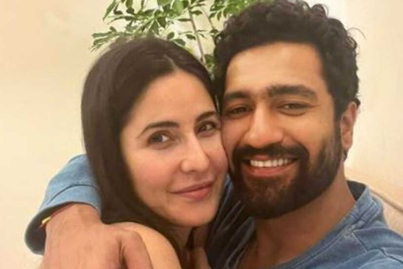 বিয়ের পরে প্রথম ভ্যালেন্টাইনস ডে ভিকি কৌশল ও ক্যাটরিনা কাইফের। তাই এই দিনটা যে এবার তাঁদের কাছে আরও স্পেশাল, তা বলাই বাহুল্য। কিন্তু প্রথম ভ্যালেন্টাইনস ডে হলে কী হবে! এবছর আর কোনও রোম্যান্টিক ডিনারে যাওয়া হল না তারকা দম্পতির। 