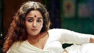 
 বলিউড তারকা আলিয়া ভাটের কাছ থেকে অনুপ্রেরণা নিয়ে একটি সাদা শাড়ি আপনি পরতেই পারেন। গাঙ্গুবাই কাঠিয়াওয়াড়িতে একটি নারীবাদী ছবি। আলিয়ার চেহারায় ফুটে উঠেছে ঐতিহ্য় এবং দৃঢ়তার বার্তা।