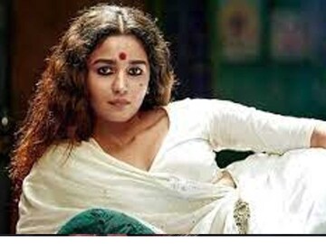 
 বলিউড তারকা আলিয়া ভাটের কাছ থেকে অনুপ্রেরণা নিয়ে একটি সাদা শাড়ি আপনি পরতেই পারেন। গাঙ্গুবাই কাঠিয়াওয়াড়িতে একটি নারীবাদী ছবি। আলিয়ার চেহারায় ফুটে উঠেছে ঐতিহ্য় এবং দৃঢ়তার বার্তা।