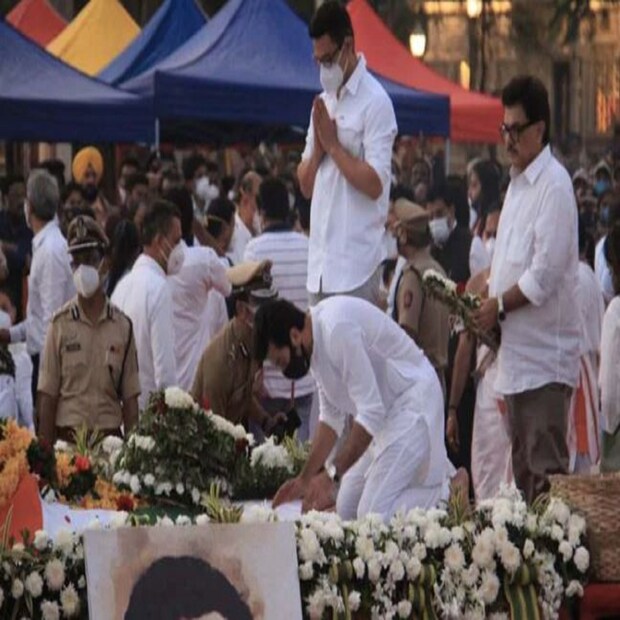 কোকিলকণ্ঠীকে শেষ শ্রদ্ধা জানাতে এসেছিলেন আমির খান। 