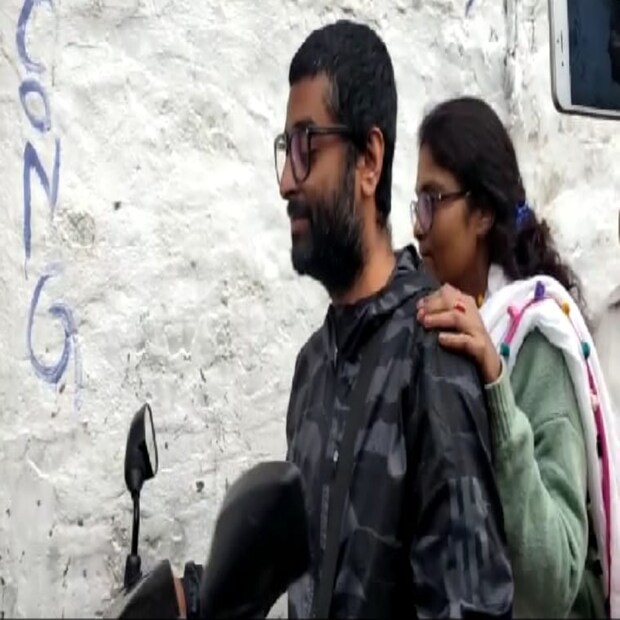 বলিউডের প্রথম সারির এই সঙ্গীতশিল্পী কাজের সূত্রে বেশিরভাগ সময়টাই বাংলার বাইরে থাকেন। কিন্তু এবার তিনি পুরভোটে (WB Municipal Elections) নিজে ভোট দিলেন। শুধু তিনিই নন। সঙ্গে ছিলেন স্ত্রী।