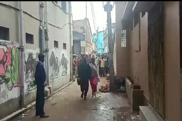 স্ত্রীকে স্কুটিতে চড়িয়ে ভোটকেন্দ্রে! জিয়াগঞ্জের মন জয় করে ভোটদান অরিজিতের