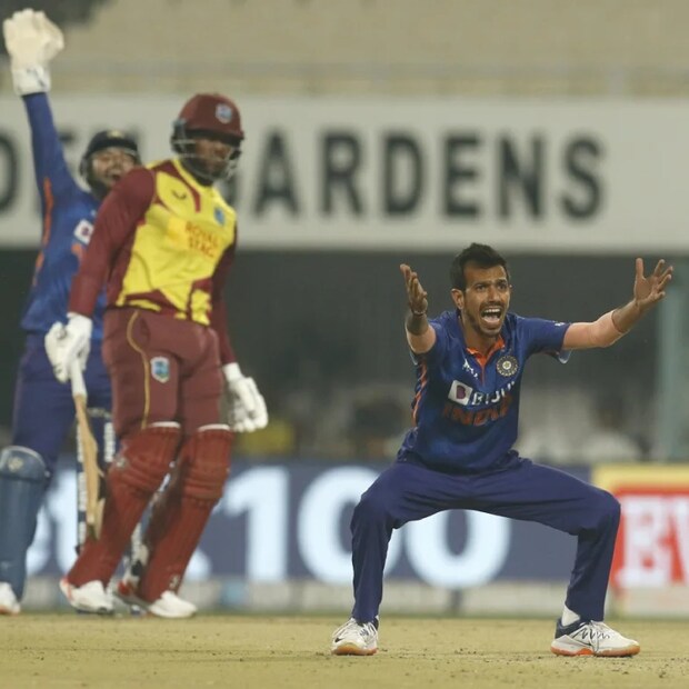 চার ওভারে ৩৪ রান দিয়ে এক উইকেট পেলেন চাহাল। শুরুর দিকে তাঁকে খেলতে বেশ অসুবিধা হচ্ছিল নিকোলাস পুরানদের। তবে এদিন নিকোলাস পুরান দেখালেন, কী করে চাপের মুখে খেলতে হয়!