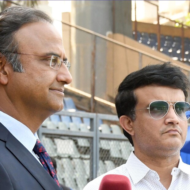 চারু শর্মার বাড়িতে অতিথিরা এসেছিলেন। তিনিও তাঁদের সঙ্গে মধ্যাহ্নভোজে বসেছিলেন। তখনই বন্ধু ব্রিজেশ প্যাটেলের ফোন আসে তাঁর কাছে। বন্ধুর অনুরোধ ফেলতে পারেননি সঞ্চালক ও কুইজ মাস্টার চারু শর্মা। ১৫ মিনিট সময় ছিল তাঁর হাতে। তার মধ্য়েই তিনি জেনে নেন, কী কী হয়েছে আর কী কী বাকি রয়েছে! তার পরই শুট-বুট পরে চারু শর্মা চলে আসেন আইপিএলের মঞ্চে।