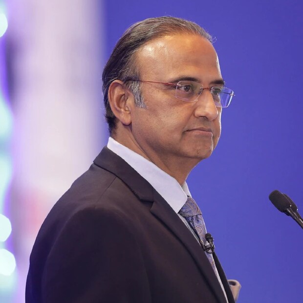 টানা দুদিন আইপিএলের নিলাম সামলে দিলেন চারু শর্মা। তিনি বলছিলেন, সঞ্চালনা আমার কাছে নতুন কিছু নয়। তবে এটা হাতুড়ি হাতে নিয়ে একটু আলাদা ধরণের কাজ ছিল বটে। আইপিএল নিলাম দেশ-বিদেশে অনেক মানুষ দেখে। তবে সেটা একজন সঞ্চালকের জন্য ভাল। আমার হাতে ১৫ মিনিট ছিল। ওরা যদিও বলেছিল, ব্রেক টাইম বাড়ানোর প্রয়োজন রয়েছে কিনা! তবে আমি বললাম, দরকার নেই। নিলাম মঞ্চে আসার আগে এক নজরে সব দেখে-বুঝে নিলাম। 
