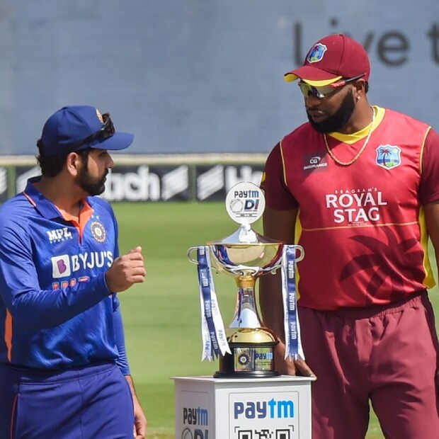 এই সময় কলকাতায় যা আবহাওয়া তাতে রাতের দিকে ইডেনে বল গ্রিপ করতে সমস্যা হতে পারে। শিশিরের জন্য সন্ধ্যে থেকেই সমস্যায় পড়েছিলেন ভারতীয় ফিল্ডাররা। এমন পরিস্থিতিতে ১৪৫ রান বড় কোনও টার্গেট নয়। 