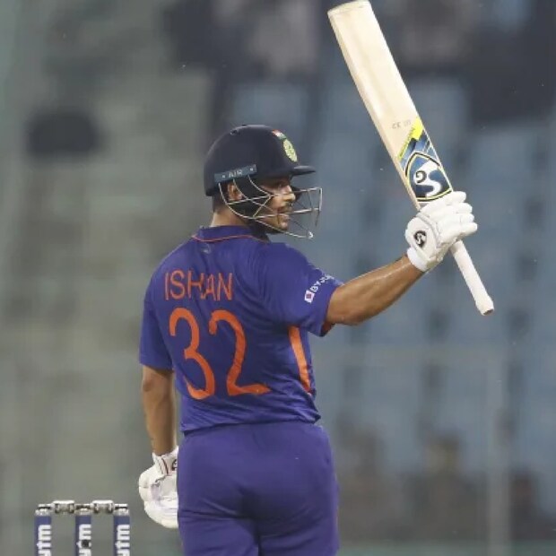 ঈশান কিষাণ এদিন ৫৬ বলে ৮৯ রানের অসাধারণ ইনিংস খেলেন। এদিন লখনউতে দীপক হুডার জাতীয় দলের জার্সিতে টি-২০ ক্রিকেটে অভিষেক হয়েছে। তবে তিনি উইকেট পাননি।