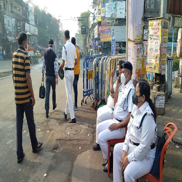 বেলা আটটা অবধি বিজেপির বনধের কোন প্রভাব পড়েনি। লোকাল ট্রেন অন্যান্য দিনের মত স্বাভাবিক ভাবেই চলছে। মানুষ শহরের বাইরে থেকে আসছে। সকলেই বলছে, বনধ হলে ক্ষতি।