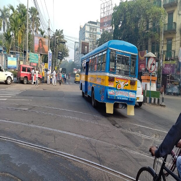 ভোটে সন্ত্রাসের প্রতিবাদে বিজেপির ডাকা ১২ ঘণ্টা বনধে বারাকপুর শিল্পাঞ্চলে তেমন কোন প্রভাব পরল না। ট্রেন ও বাস চলাচল স্বাভাবিক। জুট মিল গুলো সবই খোলা। বাংলা বনধের কোন প্রভাব পড়েনি বীরভূমের সিউড়িতে। বাস চলাচল করছে , খোলা দোকান পাট।