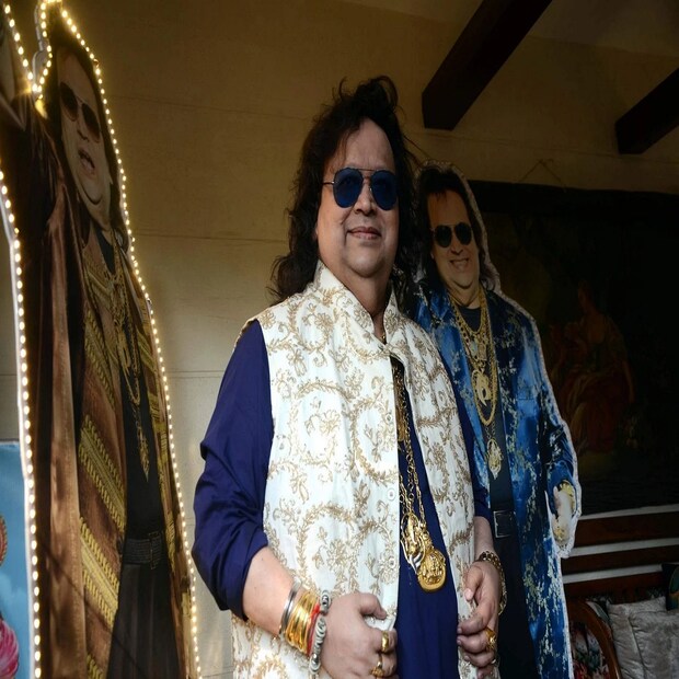 মাছের ঝোল আর ভাত ছিল প্রিয় খাবার। আর মাসীর বাড়ি এলেই মাসতুতো দাদা এবং তাদের পরিবার নিয়ে ছুটে যেতেন শৈলশহরে। আজ সেই চৌধুরী বাড়িতেই অতীতের ছবি আঁকড়ে স্মৃতিচারণায় পরিবারের আত্মীয়রা। 