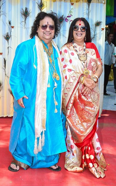 পরিবারে অবশ্য শুধু বাপ্পিদা নয়, তাঁর স্ত্রী চিত্রাণী লাহিড়িও গয়না পরতে ভালোবাসেন। এমনকি বাপ্পিদার থেকে তাঁর স্ত্রীর সোনার গয়নার পরিমাণ আরও বেশি। হীরের গয়নাও রয়েছে তাঁর। চিত্রাণী লাহিড়ির ৯৬৭ গ্রাম সোনা, ৮ কেজি ৯০০ গ্রাম রূপো রয়েছে। আর হীরের গয়না রয়েছে ৪ লাখের। 