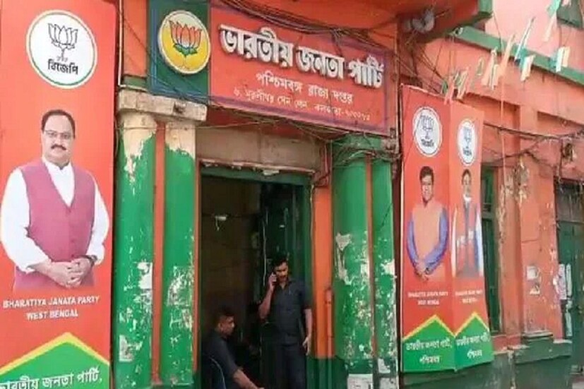 রাজ্য বিজেপির অন্দরে চাপানউতোর, কিন্তু দলের বিক্ষোভের মাঝেই এবার মেলবন্ধনের বার্তা।  রাজ্য বিজেপির সদর দফতর, মুরলীধর সেন লেনে এবার বড় করে বাগদেবীর আরাধনা হতে চলেছে। শুধু তাই নয়,  ২ দিন ব্যাপী সাংস্কৃতিক অনুষ্ঠান, ভোগ বিতরণও করা হবে। 