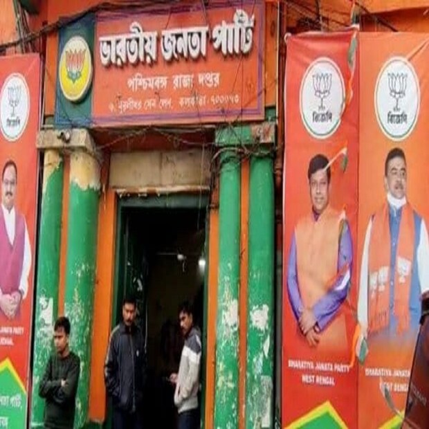 উল্লেখযোগ্য বিষয় হল, বিক্ষুব্ধদের অনেক নেতাকেই আমন্ত্রণ জানানো হচ্ছে এই সরস্বতী পুজোয়। রাজ্য দফতরের ভেতরে হবে পুজো আর ঠিক বাইরে হবে বিচিত্রানুষ্ঠান।
