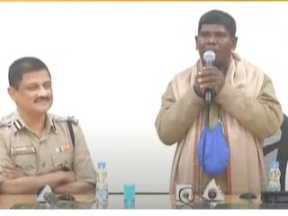 ভুবন বাদ্যকারকে বিশেষ সম্মান রাজ্য পুলিশের! 'কাঁচা বাদাম' গেয়ে শোনালেন পুলিশ কর্তাদের  ভুবন বাদ্যকারকে বিশেষ সম্মান রাজ্য পুলিশের! 'কাঁচা বাদাম' গেয়ে শোনালেন পুলিশ কর্তাদের