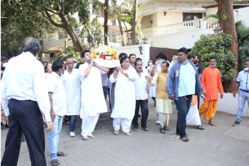 বুধবার আসমুদ্র হিমাচলকে কাঁদিয়ে চলে গেলেন বলিউডের 'ডিস্কো কিং' বাপ্পি লাহিড়ি। বাবার শেষকৃত্যের জন্য, আজ বৃহস্পতিবার ভোরেই আমেরিকা থেকে সপরিবারে মুম্বই ফিরেছেন বাপ্পি লাহিড়ির ছেলে বাপ্পা লাহিড়ি। মুম্বইয়ের সান্তাক্রুজ-এর পবন হংস মহাশ্মশানে অন্ত্যেষ্টি ক্রিয়া সম্পন্ন হবে বাপ্পি লাহিড়ির। All Photos: Viral Bhayani 