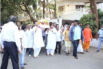 চোখের জলে বাপ্পিদা-কে শেষ বিদায় প্রিয়জন-ভক্তদের, কান্নায় ভেঙে পড়লেন মেয়ে রেমা চোখের জলে বাপ্পিদা-কে শেষ বিদায় প্রিয়জন-ভক্তদের, কান্নায় ভেঙে পড়লেন মেয়ে রেমা