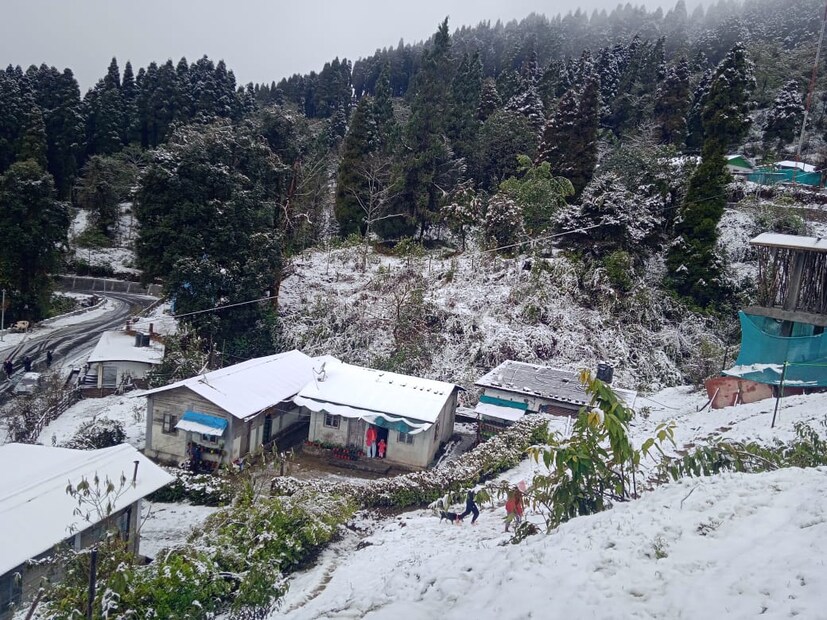 এসেছেন পর্যটকরাও। এ বারে বার বার তুষারপাত হয়েছে উত্তরবঙ্গে। ফলে কাশ্মীর নয়, মাত্র এক রাতের যাত্রায় সহজে বরফের চাদরে ঢাকা শহরের অনুপম সৌন্দর্য ধরা দিতে পারে আপনাদের চোখে।