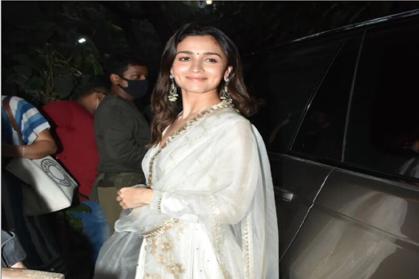 শহরে একটি স্যালোঁ-র বাইরে ফ্রেমবন্দি আলিয়া ভাট। এবছরের বহু প্রতীক্ষীত ছবির মধ্যে অন্যতম সঞ্জয় লীলা বনসালির 'গাঙ্গুবাই কাথিওয়াড়ি' (Gangubai Kathiawadi)। ছবিতে গাঙ্গুবাইয়ের চরিত্রে অভিনয় করেছেন আলিয়া ভাট (Alia Bhatt)। ২৩ ফেব্রুয়ারি ছিল এই ছবির প্রিমিয়ার। 