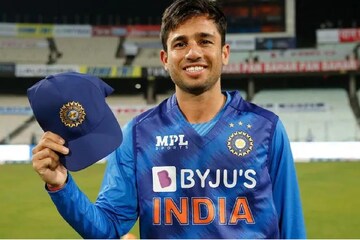 চার ওভারে ১৭টা ডট বল, ২ উইকেট! রবি বিষ্ণোইয়ের স্বপ্নের অভিষেক ইডেনে চার ওভারে ১৭টা ডট বল, ২ উইকেট! রবি বিষ্ণোইয়ের স্বপ্নের অভিষেক ইডেনে