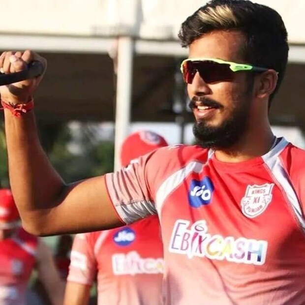 নিলামের প্রথম দিনে প্যাট কামিন্স, শিবম মাভি, শেল্ডন জ্যাকসন ও নীতিশ রানাকে দলে ফিরিয়েছে কেকেআর।  নতুন ক্রিকেটার হিসেবে বিশাল অঙ্কে নিয়েছে শ্রেয়স আইয়ারকে। এদিকে ২৫ লাখ টাকায় বাংলার পেসার ঈশান পোড়েলকে দলে নিয়েছে পঞ্জাব কিংস। 