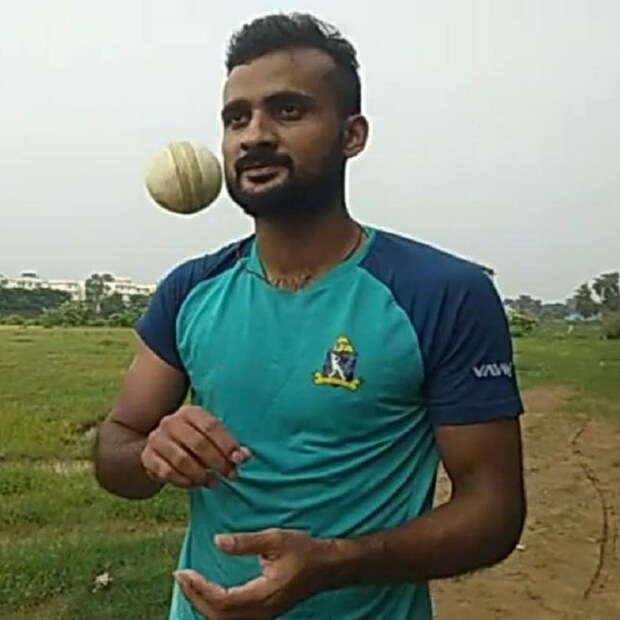 রয়্যাল চ্যালেঞ্জার্স ব্যাঙ্গালোর ২০ লাখ টাকায় দলে নিয়েছে বাংলার আরেক বোলার আকাশ দীপকে। 