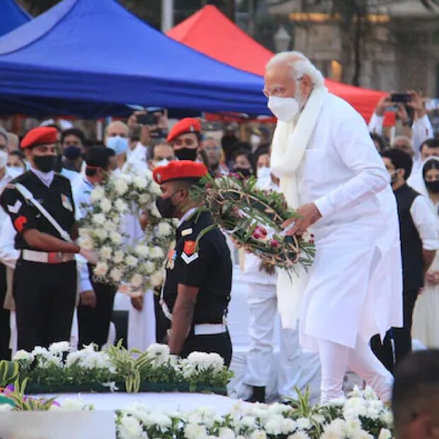লতা মঙ্গেশকরকে শেষ শ্রদ্ধা জানান প্রধানমন্ত্রী নরেন্দ্র মোদি। ছিলেন মহারাষ্ট্রের মুখ্যমন্ত্রী উদ্ভব ঠাকরে। 