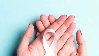 মহিলাদের ক্ষেত্রে স্তনের ক্যানসারও আগে ধরা পড়লে সেখান থেকে সুস্থ হয়ে ওঠা সম্ভব। তবে ধরা পড়তেই অনেকটা সময় লেগে যায়। কিন্তু কিছু উপসর্গ থাকে যা আগাম জানান দেয় স্তন ক্যানসারের।