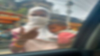 ঘুমপাড়ানি ওষুধ দিয়ে শিশুদের কোলে নিয়ে ভিক্ষা! শহরের ট্রাফিক সিগনালে ধরা পড়ছে এই ছবি