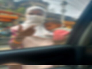ঘুমপাড়ানি ওষুধ দিয়ে শিশুদের কোলে নিয়ে ভিক্ষা! শহরের ট্রাফিক সিগনালে ধরা পড়ছে এই ছবি