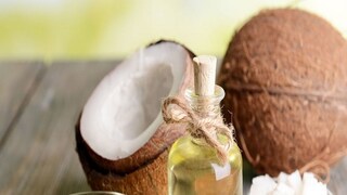 নারকেল পুষ্টিগুণে ভরপুর। নারকেলের জল, নারকেলের দুধ, এমনকি এর তেলও খেতে পারেন!  নারকেল খাওয়া মাইক্রোনিউট্রিয়েন্ট বাড়াতে সাহায্য করবে। আরেকটি খাবার হল খেজুর। এই মূল্যবান বাদামী শুষ্ক ফলটির মধ্য়ে রয়েছে পটাসিয়াম, ফ্ল্যাভোনয়েড, ক্যারোটিনয়েড এবং ফেনোলিক অ্যাসিডের মতো উপাদান। 
