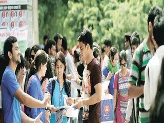 বিশেষজ্ঞদের মতে কাজের ক্ষেত্রে মাতৃভাষার পাশাপাশি ইংরেজিটা শেখাও জরুরি। তাই ছোট থেকেই সেদিকে গুরুত্ব দেওয়া প্রয়োজন।